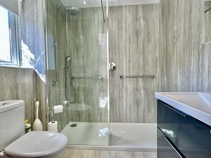 Master En-suite- click for photo gallery
